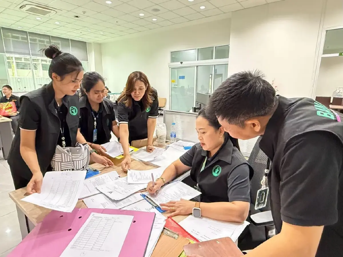 กทม. ลุยตรวจ 'บัตรชมพู' ครบ 50 เขต พบ 13 หลังพักหนาแน่น เตรียมสอบเชิงลึก