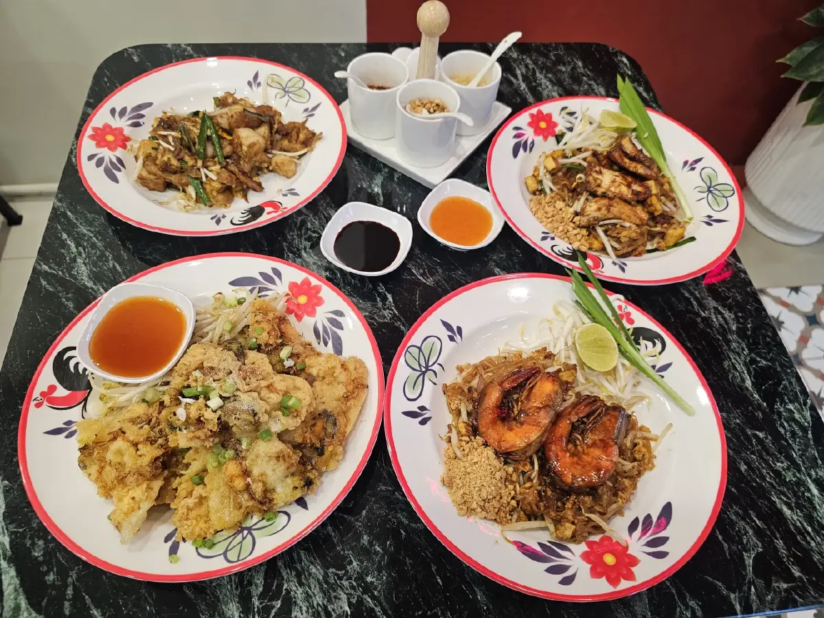 ‘ผัดไทยมันกุ้ง’  ที่ ‘ร้านผัดไทย วันชาติ’  ตลาดบองมาร์เช่  นุ่มอร่อย