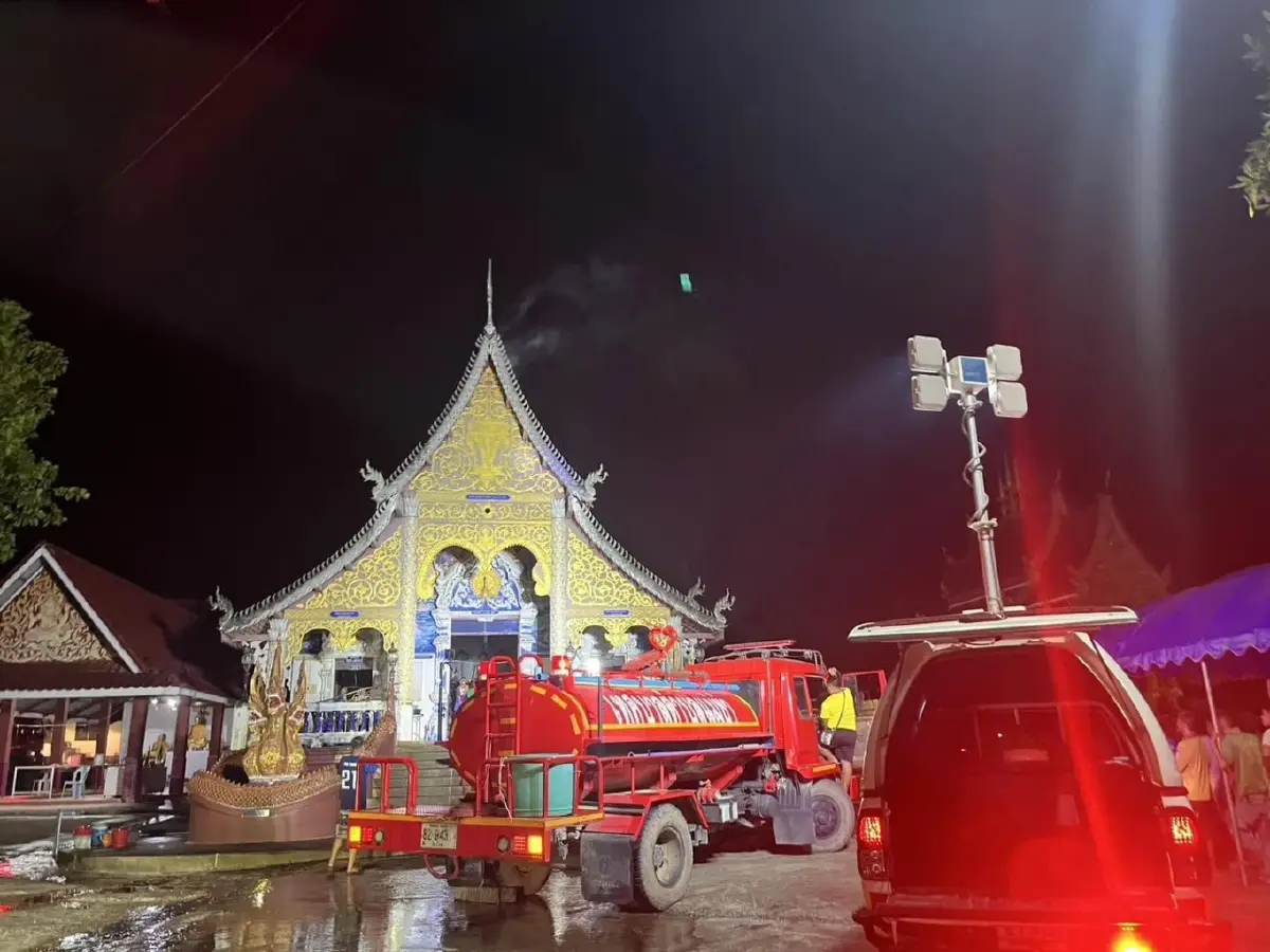 ไฟไหม้พระวิหาร 'วัดอุทกวารี' อ.ฝาง จ.เชียงใหม่ ระดมดับเพลิงวุ่น