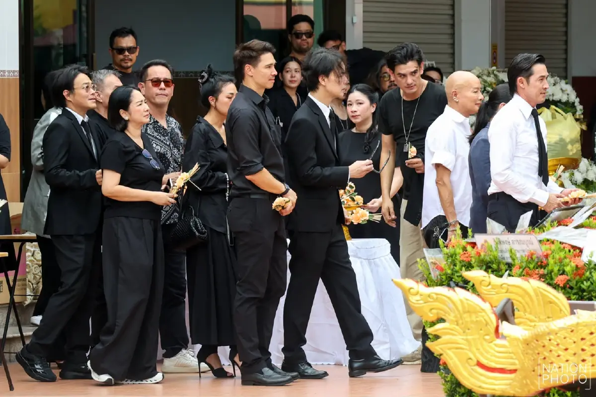 สุดเศร้า! พิธีฌาปนกิจ "เร แม๊คโดแนลด์" เพื่อนในวงการ-แฟนคลับร่วมอาลัยแน่นวัด