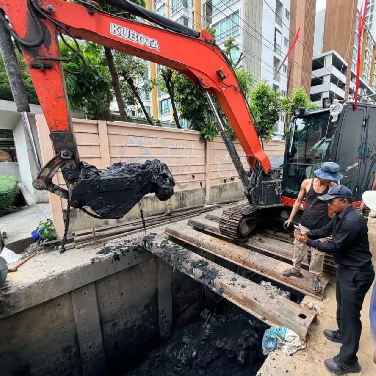 กทม. ตั้งศูนย์ฯ น้ำท่วม 50 เขต สั่งพร่องน้ำ 24 ชม. รับมือฝนตกหนัก