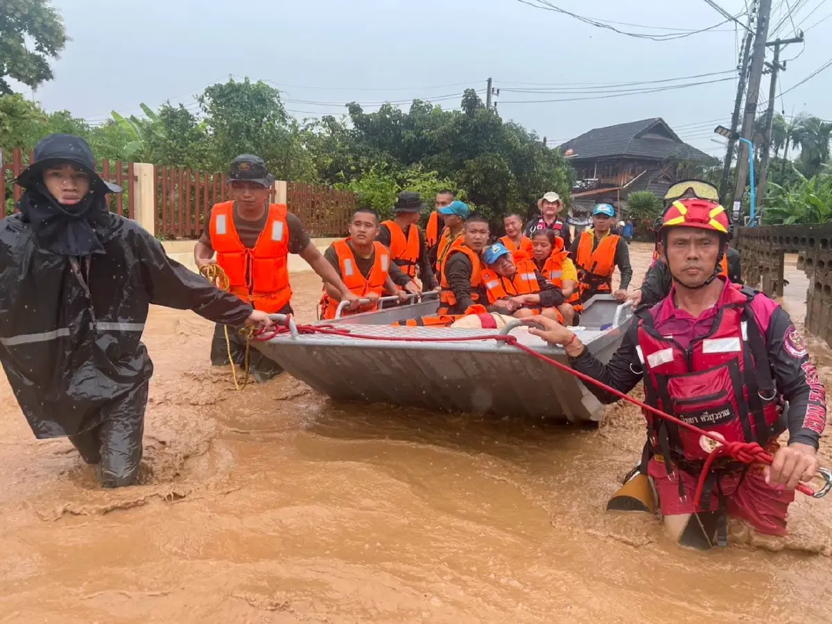 อัปเดต น้ำท่วมน่าน ศบภ.มทบ.38 ระดมกำลังพลเร่งช่วยผู้ประสบอุทกภัย อ.ปัว จ.น่าน