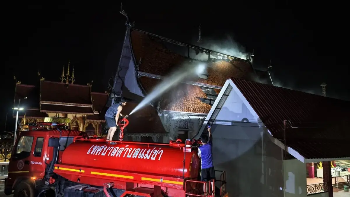ไฟไหม้พระวิหาร 'วัดอุทกวารี' อ.ฝาง จ.เชียงใหม่ ระดมดับเพลิงวุ่น