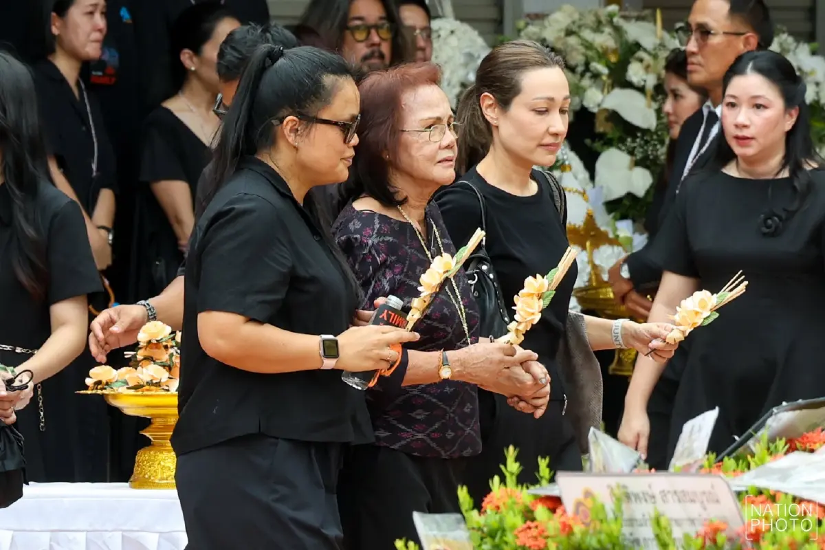 สุดเศร้า! พิธีฌาปนกิจ "เร แม๊คโดแนลด์" เพื่อนในวงการ-แฟนคลับร่วมอาลัยแน่นวัด