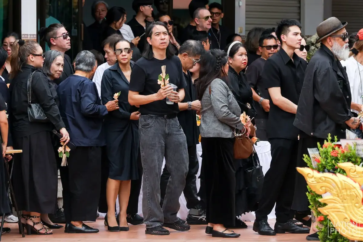 สุดเศร้า! พิธีฌาปนกิจ "เร แม๊คโดแนลด์" เพื่อนในวงการ-แฟนคลับร่วมอาลัยแน่นวัด
