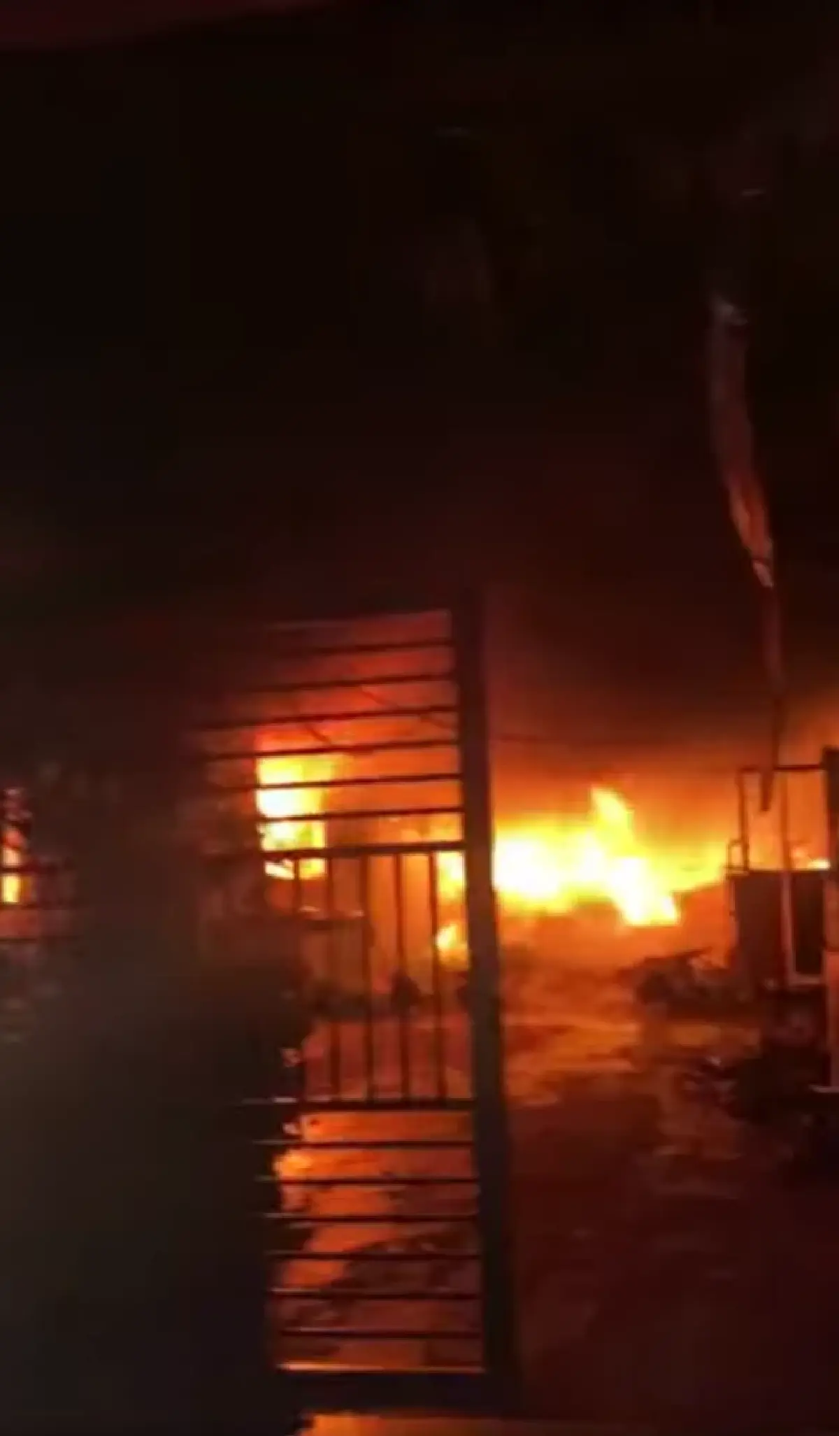 ด่วน! ไฟไหม้โรงงาน ซอยร่วมสุข 4/8 ปทุมธานี ยังควบคุมเพลิงไม่ได้