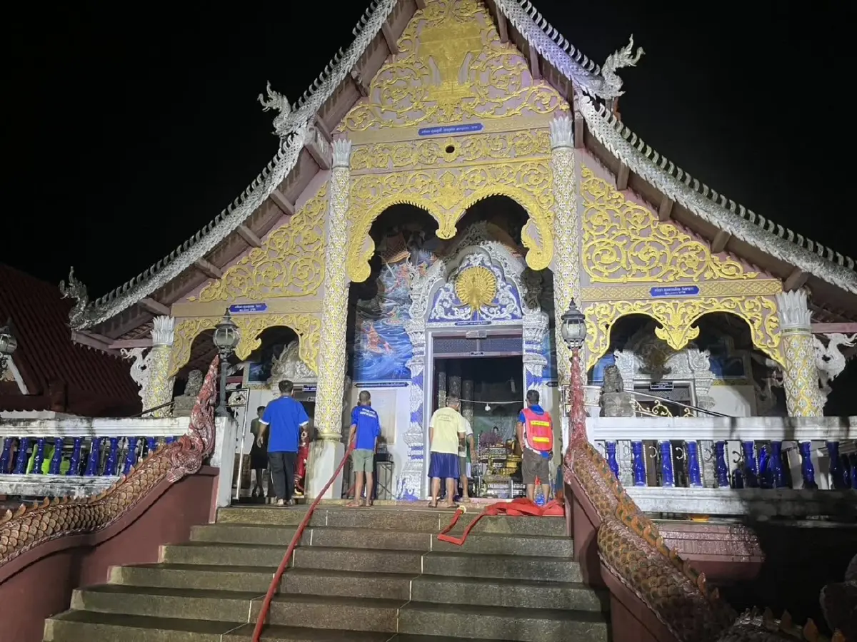 ไฟไหม้พระวิหาร 'วัดอุทกวารี' อ.ฝาง จ.เชียงใหม่ ระดมดับเพลิงวุ่น