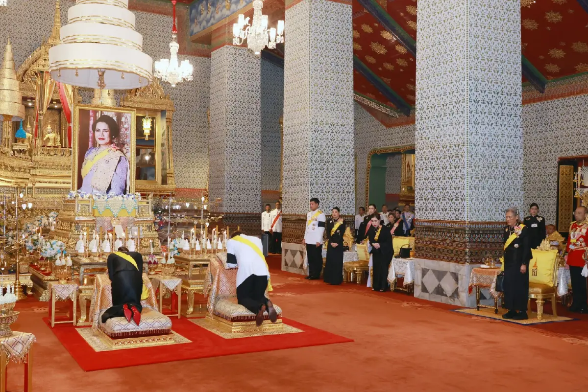 ในหลวง-พระราชินี เสด็จฯ ทรงบำเพ็ญพระราชกุศลทักษิณานุปทาน วันคล้ายวันพระราชสมภพ สมเด็จพระพันปีหลวง