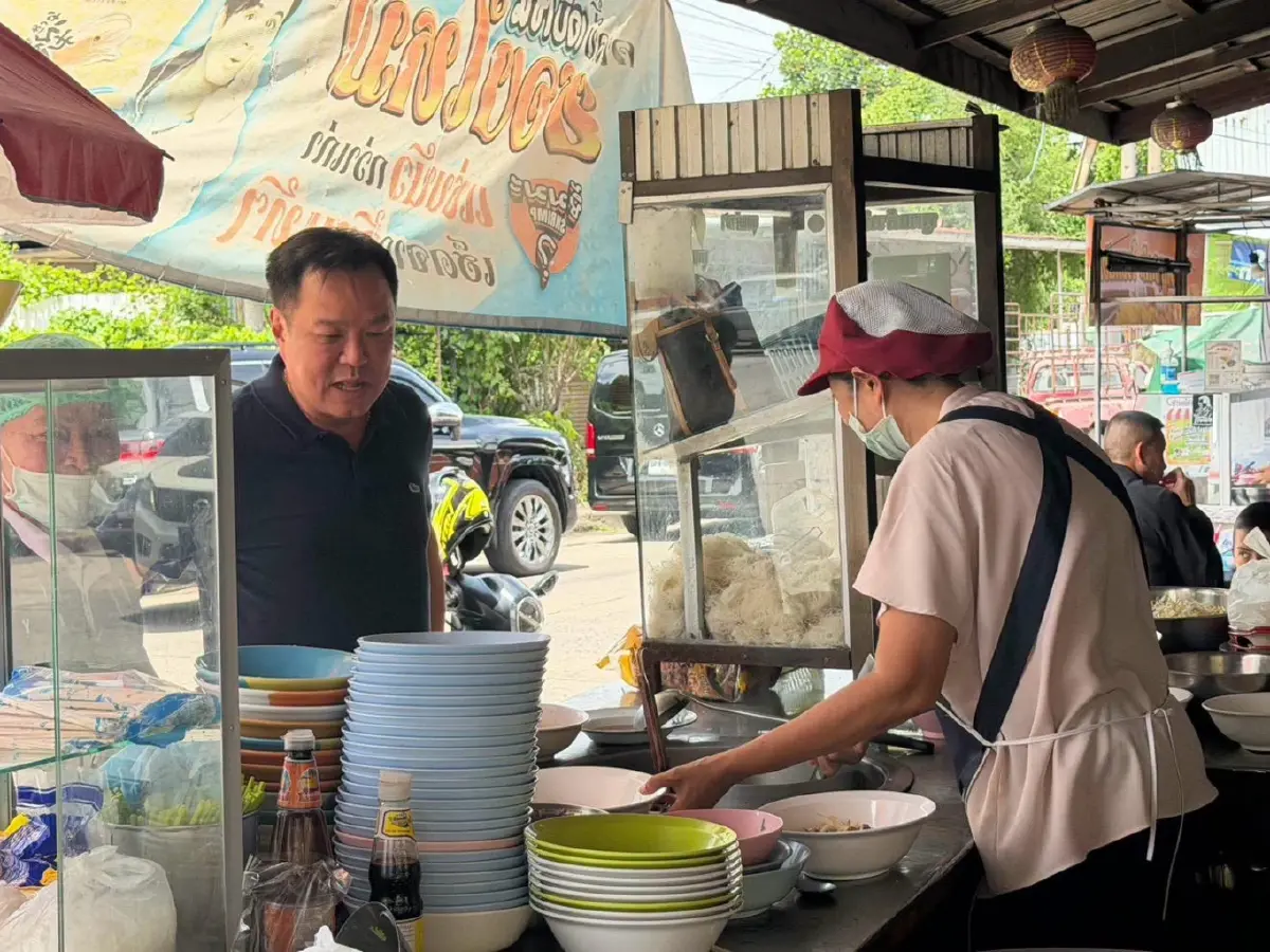 ‘อนุทิน-เนวิน’ ควงกินก๋วยเตี๋ยว บุรีรัมย์ บอก ชาวบ้าน จะกระตุ้นศก.เพิ่มอีก