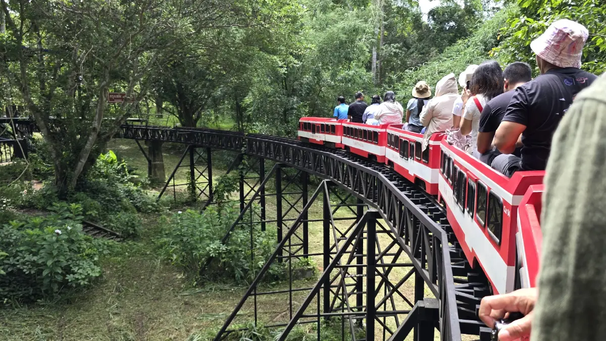 ชวนเที่ยวสวนสัตว์เปิด 'ซาฟารี ปาร์ค' ตะลุยแดนยีราฟ นั่งรถไฟจิ๋วข้ามแม่น้ำแคว กาญจนบุรี
