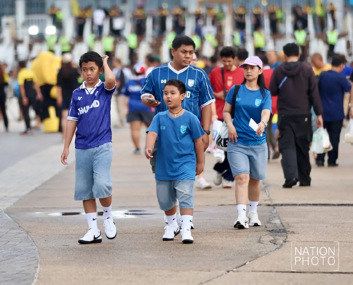 แฟนบอลทยอยเข้าสนามราชมังฯ ร่วมเชียร์ ทีมชาติไทย ดวล สิงคโปร์ ศึก ASEAN Cup 2026