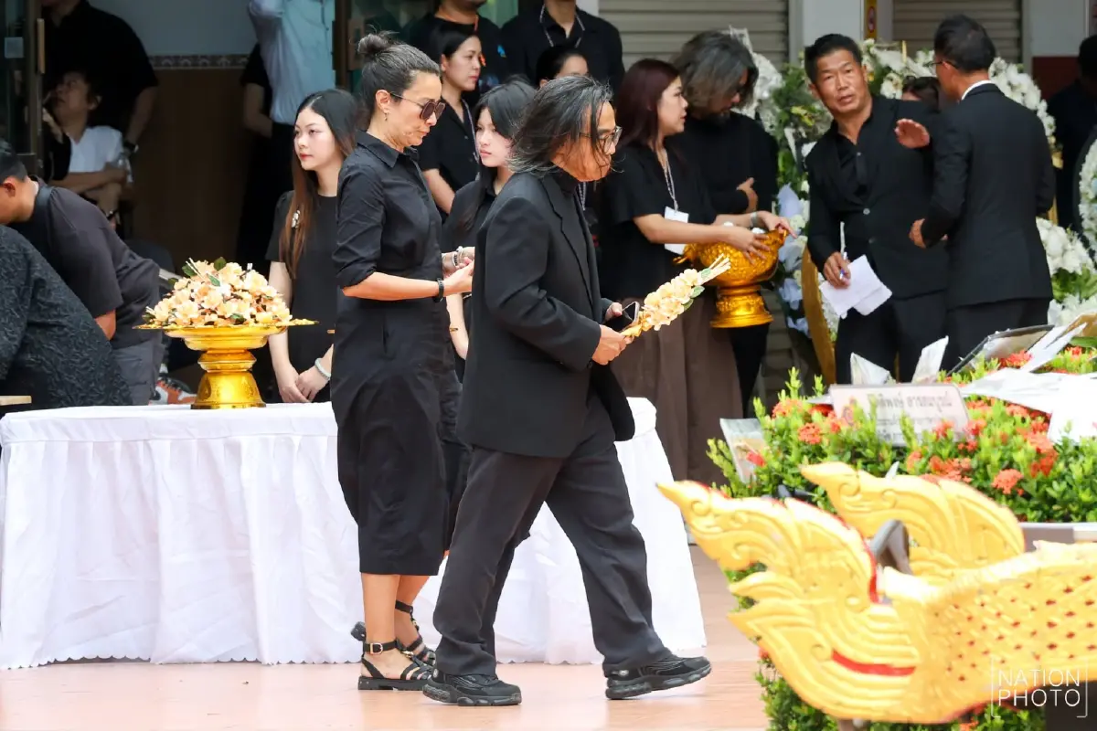 สุดเศร้า! พิธีฌาปนกิจ "เร แม๊คโดแนลด์" เพื่อนในวงการ-แฟนคลับร่วมอาลัยแน่นวัด
