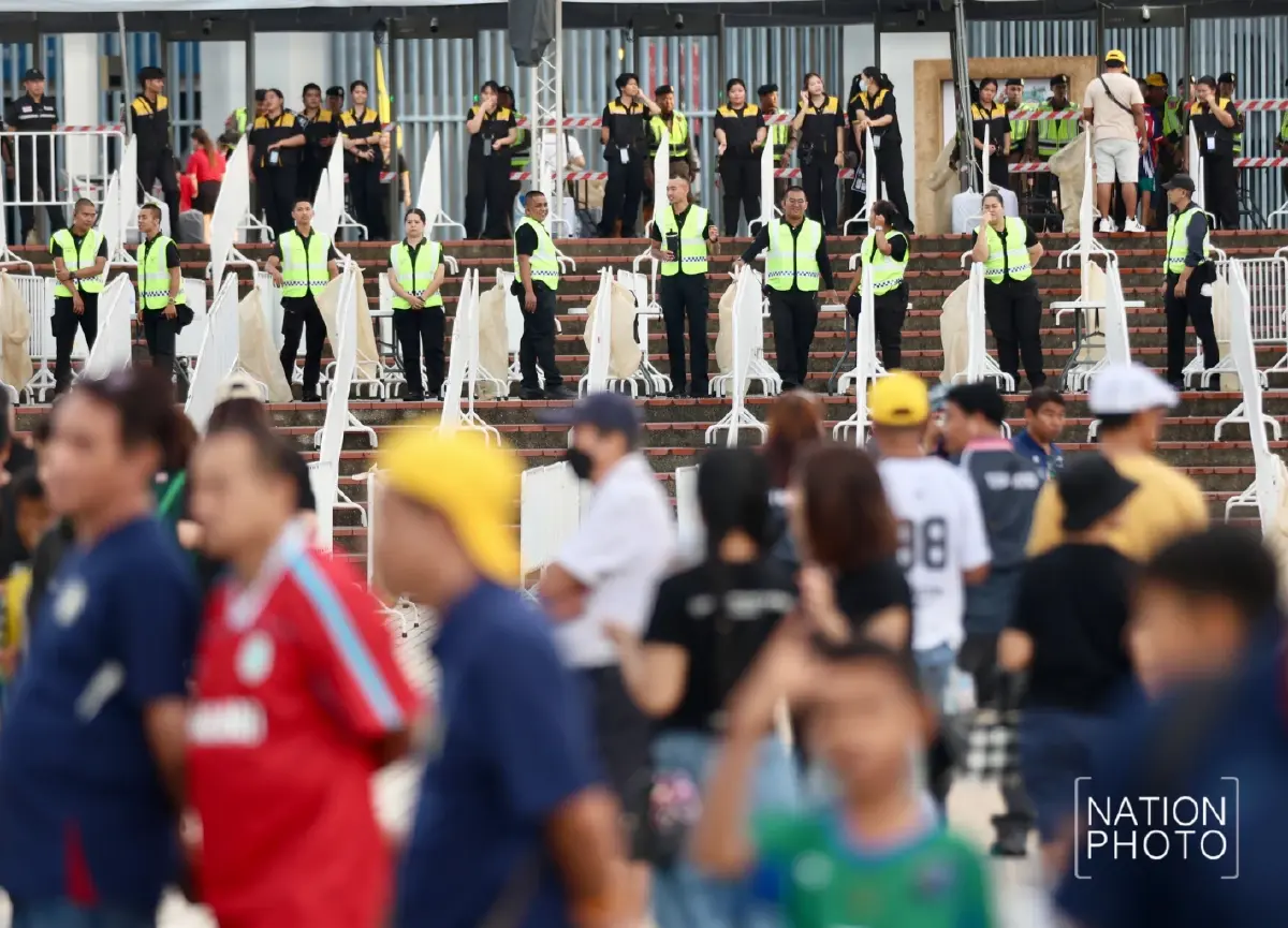 แฟนบอลทยอยเข้าสนามราชมังฯ ร่วมเชียร์ ทีมชาติไทย ดวล สิงคโปร์ ศึก ASEAN Cup 2026