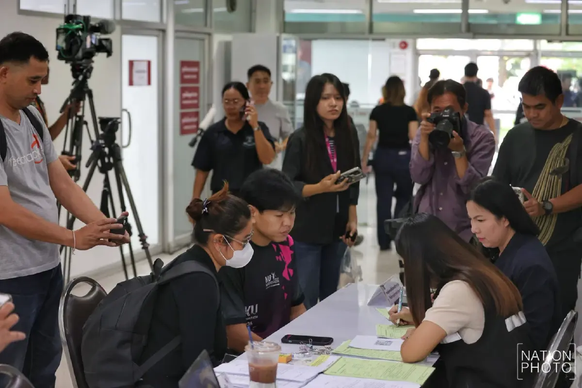 สุดเศร้า! ญาติรับศพเหยื่อเด็ก 14 กราดยิง รร.เทพศิรินทร์ ที่นิติเวชฯ รพ.ตำรวจ