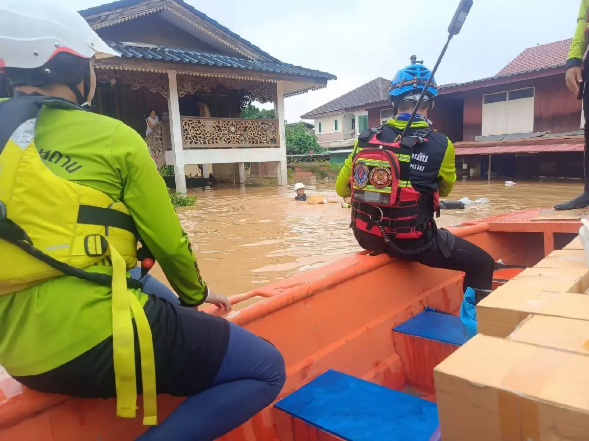 อัปเดต น้ำท่วมน่าน แจกอาหารให้ปชช.ริมแม่น้ำน่าน ท่วมสูง 1 เมตร