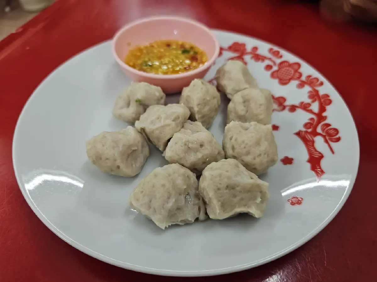 เฮียเว้ง (ติกฮะ) ข้าวต้มในตำนาน 100 ปี อร่อย 'ย่านสะพานเหล็ก'