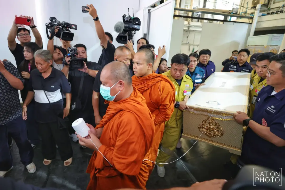 สุดเศร้า! ญาติรับศพเหยื่อเด็ก 14 กราดยิง รร.เทพศิรินทร์ ที่นิติเวชฯ รพ.ตำรวจ