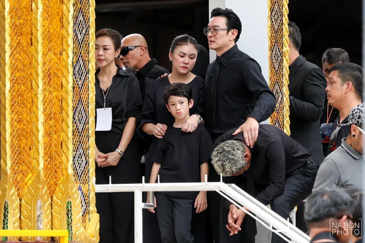 สุดเศร้า! พิธีฌาปนกิจ "เร แม๊คโดแนลด์" เพื่อนในวงการ-แฟนคลับร่วมอาลัยแน่นวัด