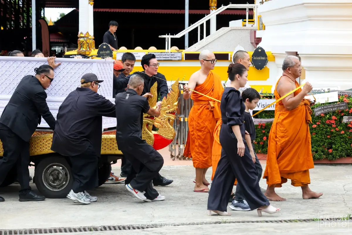 สุดเศร้า! พิธีฌาปนกิจ "เร แม๊คโดแนลด์" เพื่อนในวงการ-แฟนคลับร่วมอาลัยแน่นวัด