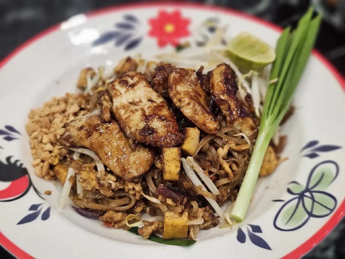 ‘ผัดไทยมันกุ้ง’  ที่ ‘ร้านผัดไทย วันชาติ’  ตลาดบองมาร์เช่  นุ่มอร่อย