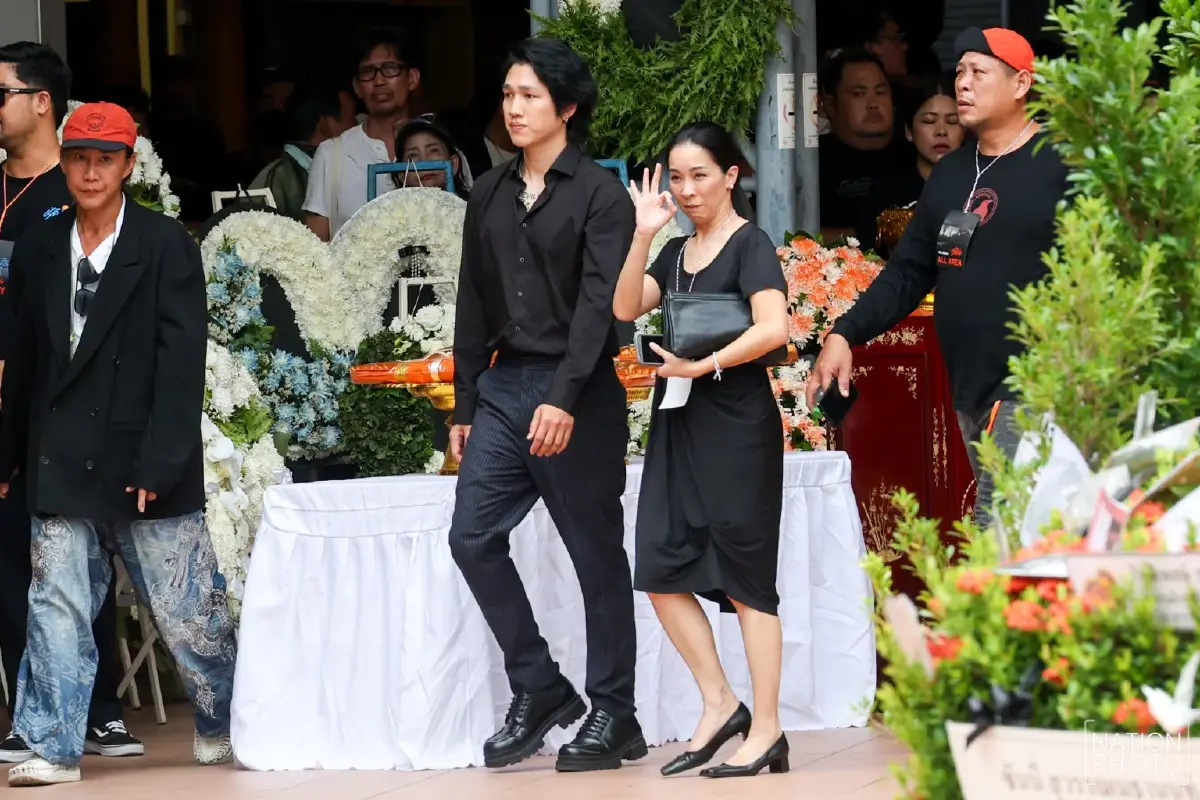 สุดเศร้า! พิธีฌาปนกิจ "เร แม๊คโดแนลด์" เพื่อนในวงการ-แฟนคลับร่วมอาลัยแน่นวัด