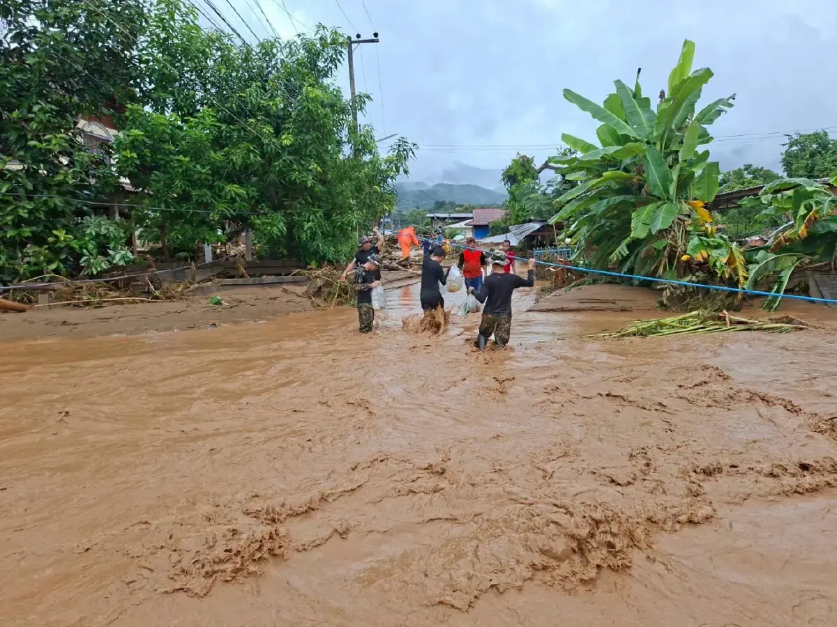 อช.ดอยภูคา ตั้งศูนย์ช่วยผู้ประสบภัย 'ลานดูเดือน' หลังน้ำป่าทะลัก อ.ปัว ถนนขาด-ไฟดับ