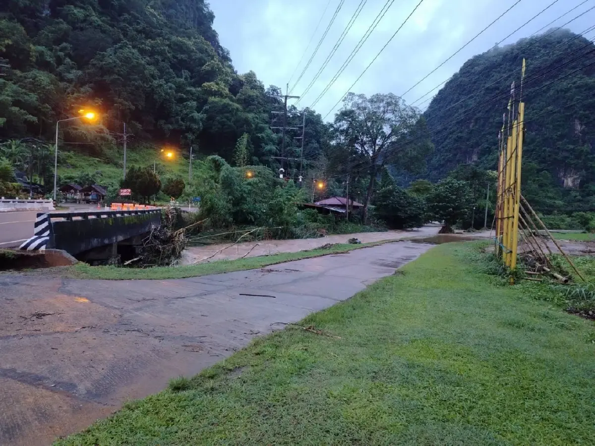 น้ำป่าถล่มแม่ฮ่องสอน สะพานห้วยแม่สุยะ 2 ขาด ปิด ทล.1095 รถผ่านไม่ได้