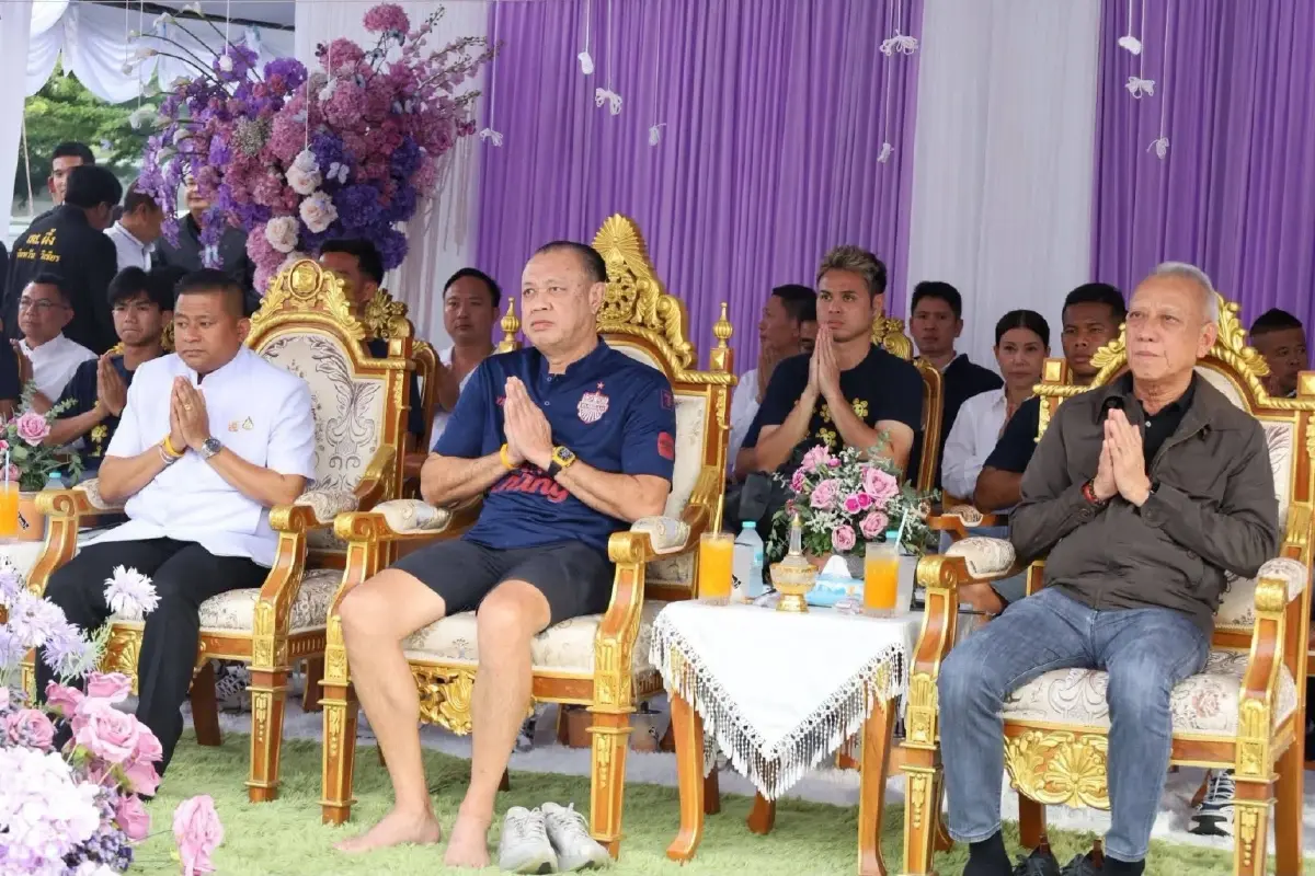 ‘อนุทิน’ โพสต์ ใส่ขาสั้น หลัง ‘เนวิน’ โดนถล่มยับบวงสรวงศาลหลักเมืองนคร