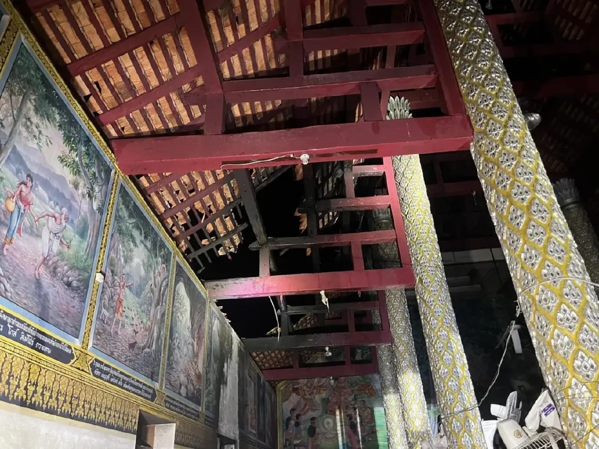 ไฟไหม้พระวิหาร 'วัดอุทกวารี' อ.ฝาง จ.เชียงใหม่ ระดมดับเพลิงวุ่น