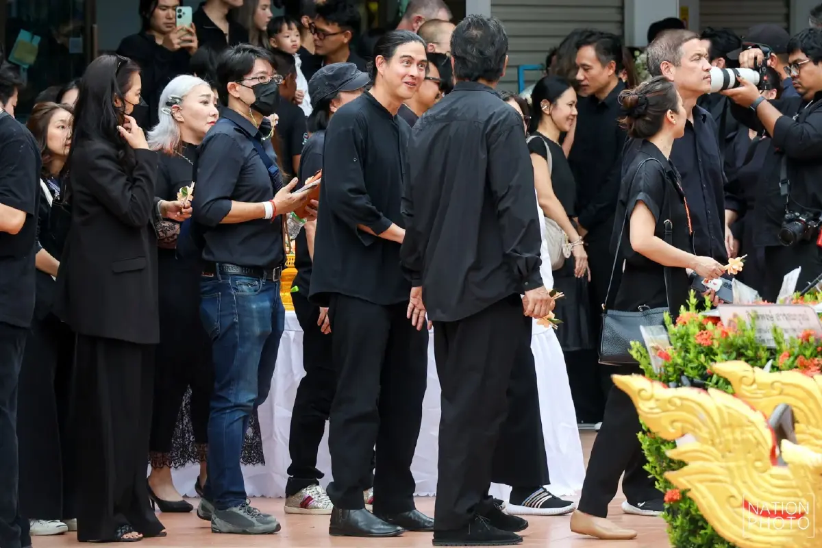 สุดเศร้า! พิธีฌาปนกิจ "เร แม๊คโดแนลด์" เพื่อนในวงการ-แฟนคลับร่วมอาลัยแน่นวัด