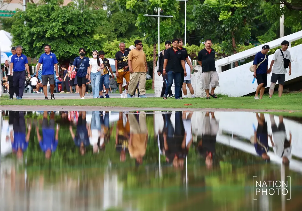 แฟนบอลทยอยเข้าสนามราชมังฯ ร่วมเชียร์ ทีมชาติไทย ดวล สิงคโปร์ ศึก ASEAN Cup 2026