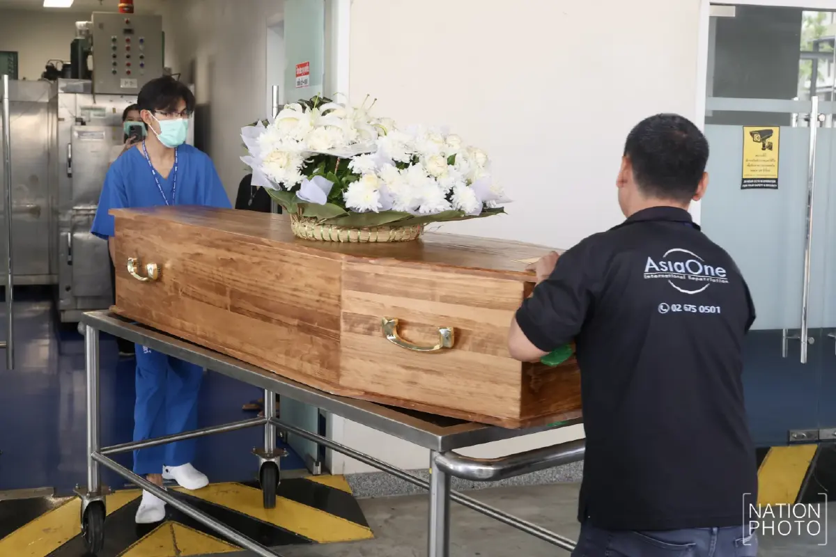 ร่าง ‘ฮลุน โซโล่’ ถึงสถาบันนิติวิทยาศาสตร์ เพื่อหาสาเหตุการเสียชีวิต