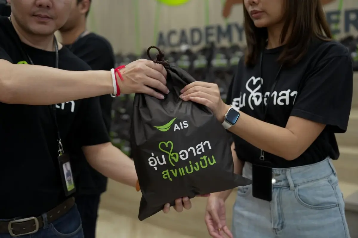 AIS ระดมพนักงาน 'อุ่นใจอาสา' แพ็กถุงยังชีพช่วยผู้ประสบภัยน่าน