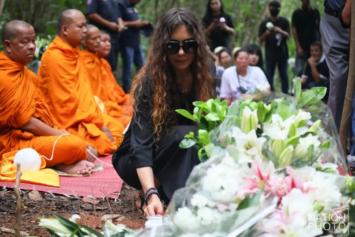สุดเศร้า! จัดพิธีไว้อาลัย "2 พี่น้องรัสเซีย" เหยื่อป๋อง-ธง ปชช.นับร้อยร่วมอาลัย