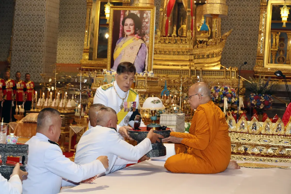 ในหลวง-พระราชินี เสด็จฯ ทรงบำเพ็ญพระราชกุศลทักษิณานุปทาน วันคล้ายวันพระราชสมภพ สมเด็จพระพันปีหลวง
