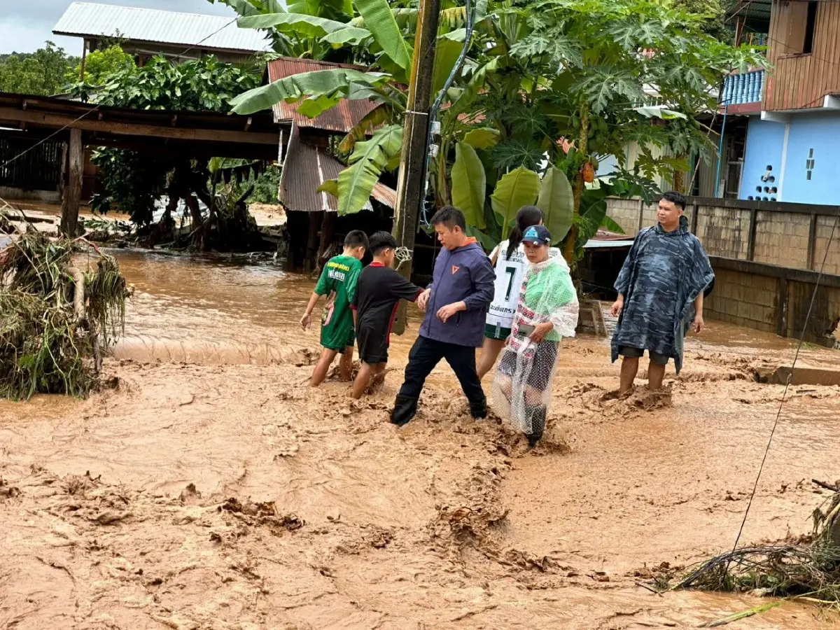 สส.น่าน ปชน.ลุยช่วยน้ำท่วม เปิดศูนย์ประสาน 24 ชม. แจ้งเตือนภัย