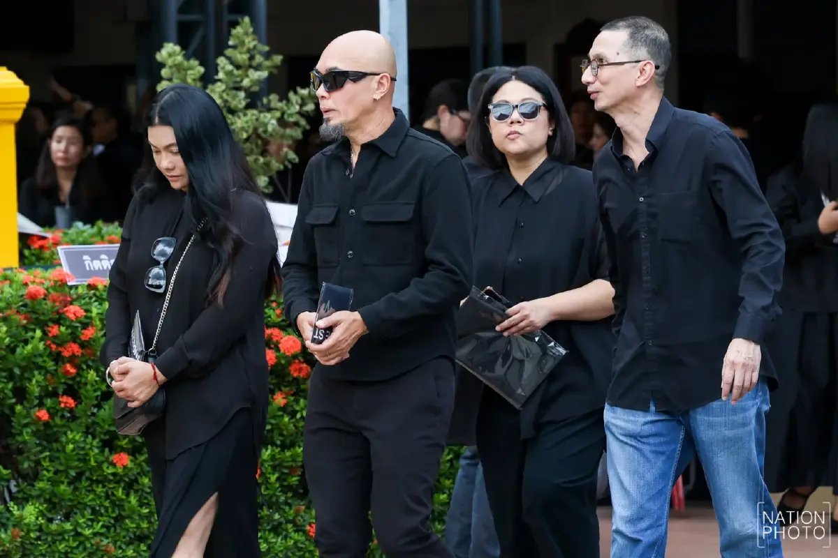 สุดเศร้า! พิธีฌาปนกิจ "เร แม๊คโดแนลด์" เพื่อนในวงการ-แฟนคลับร่วมอาลัยแน่นวัด