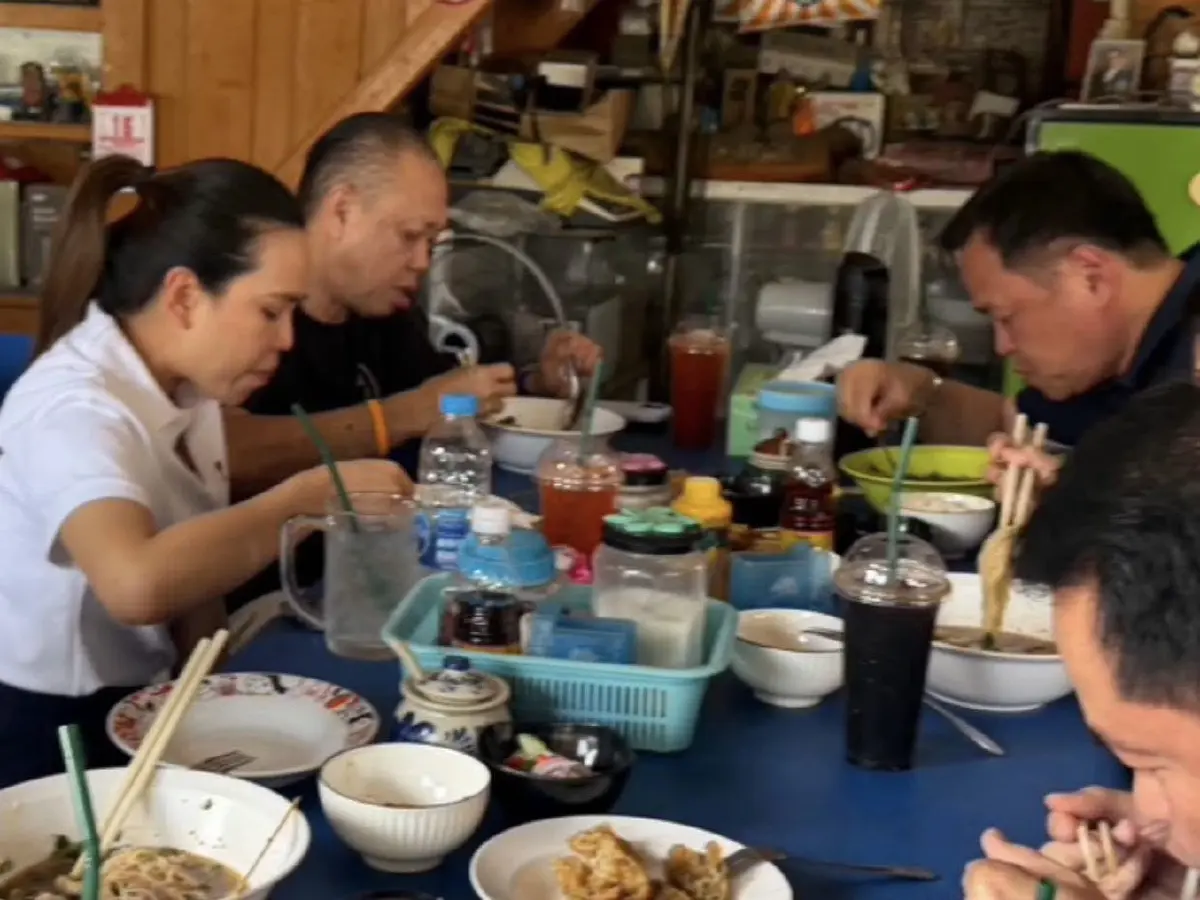 ‘อนุทิน-เนวิน’ ควงกินก๋วยเตี๋ยว บุรีรัมย์ บอก ชาวบ้าน จะกระตุ้นศก.เพิ่มอีก