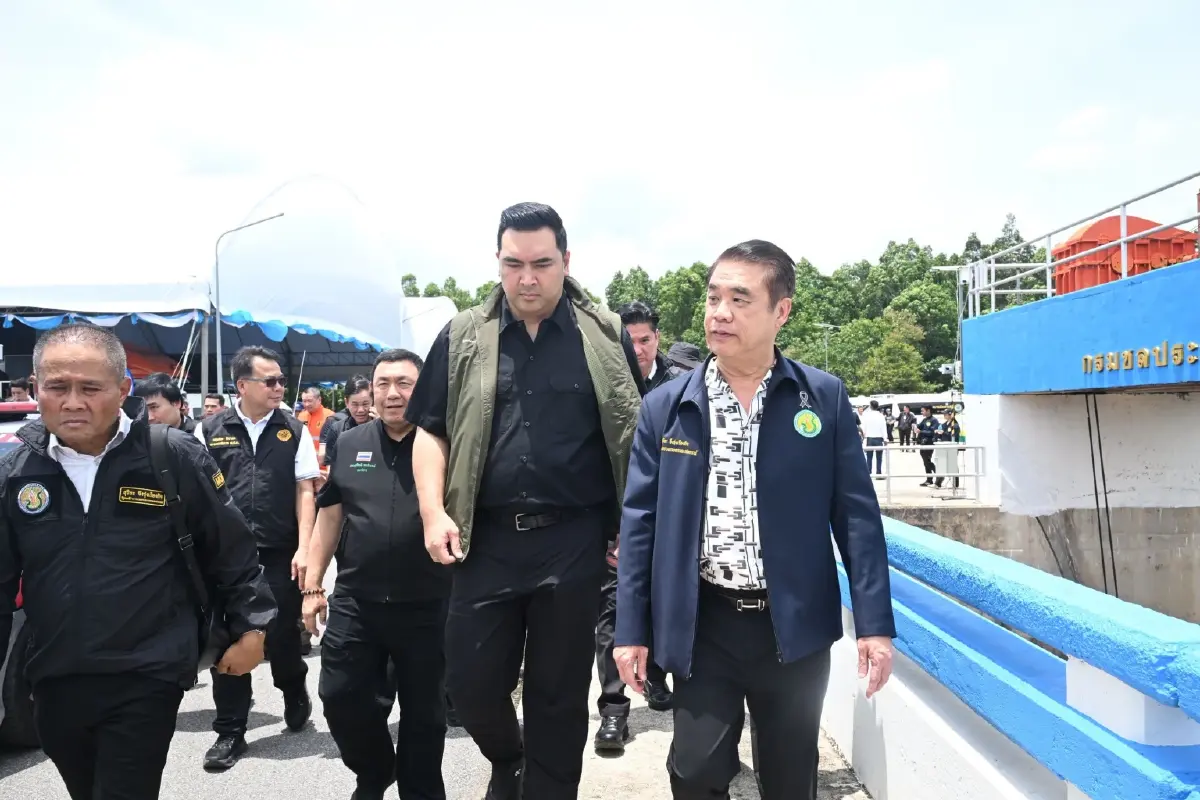 สุริยะ ตรวจหาดใหญ่  จ. สงขลา  'สั่งลุยซ่อมคลอง ร.1 รับมือฝนใต้'