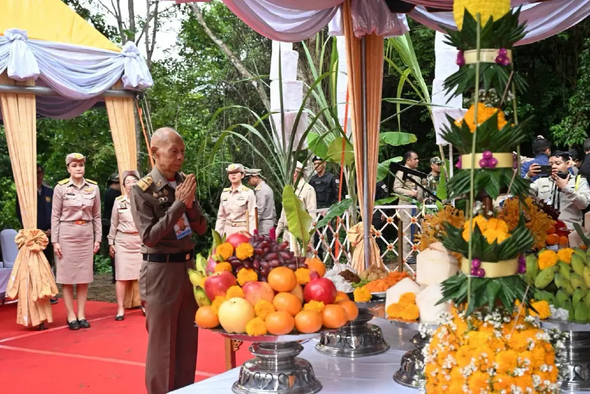 พิธีบวงสรวงตัด 'ไม้จันทน์หอม' อช.กุยบุรี ใช้ในพระราชพิธี 'เจ้าฟ้าพัชรกิติยาภาฯ'