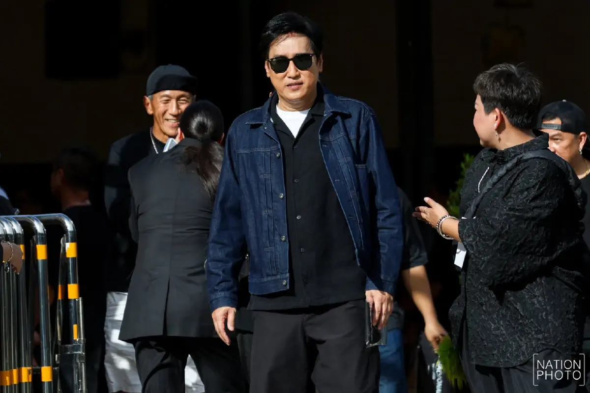 สุดเศร้า! พิธีฌาปนกิจ "เร แม๊คโดแนลด์" เพื่อนในวงการ-แฟนคลับร่วมอาลัยแน่นวัด