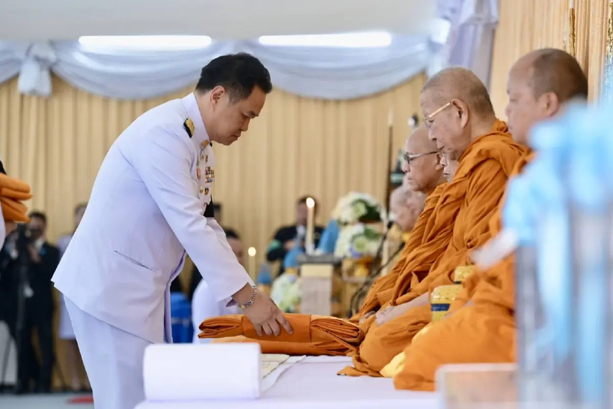 'นายกฯ' นำตักบาตรพระสงฆ์ 193 รูป ถวายพระราชกุศล เนื่องในวันแม่แห่งชาติ