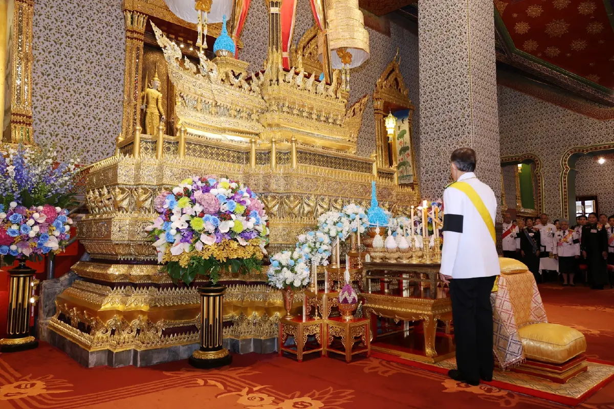 ในหลวง-พระราชินี เสด็จฯ ทรงบำเพ็ญพระราชกุศลทักษิณานุปทาน วันคล้ายวันพระราชสมภพ สมเด็จพระพันปีหลวง