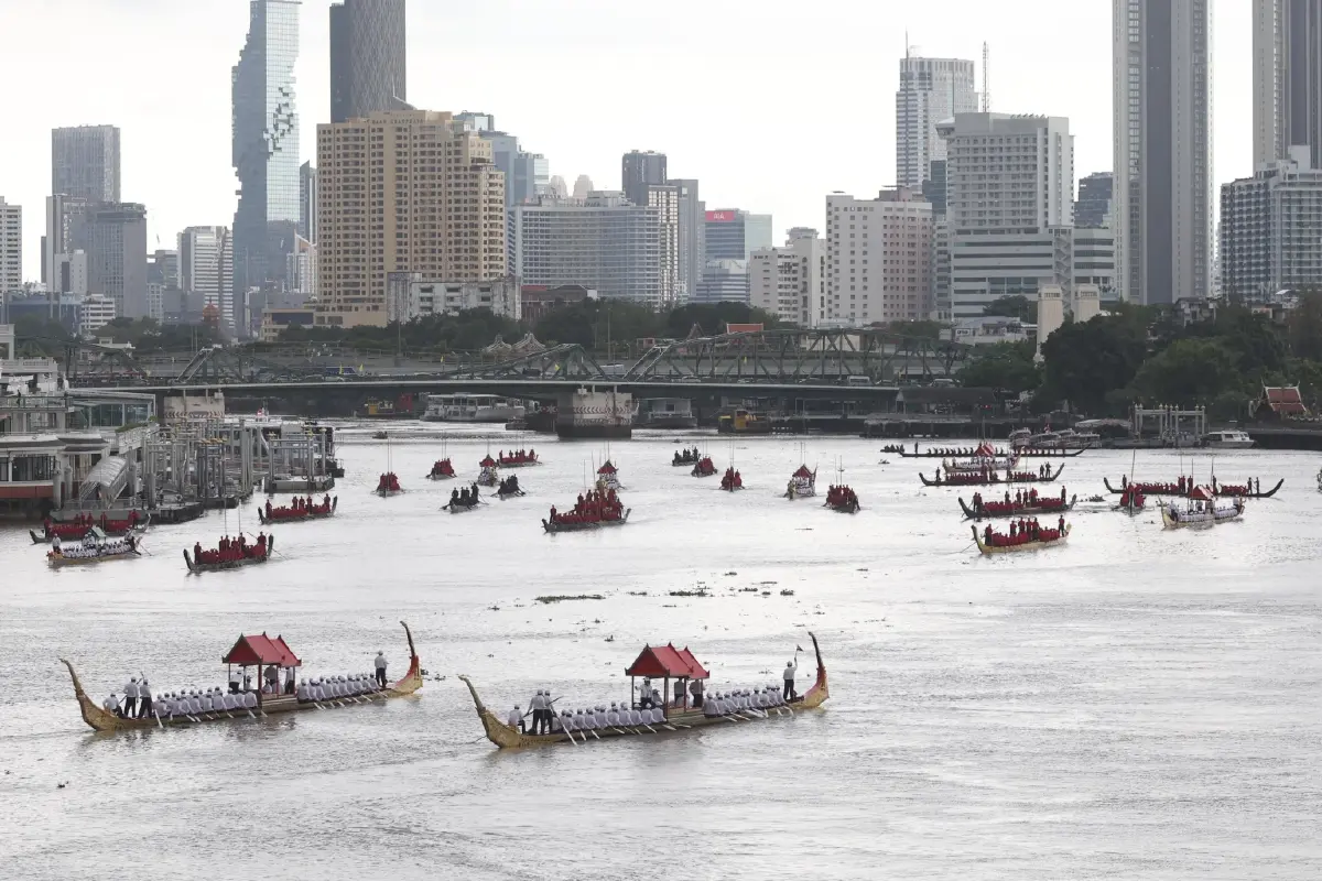 ประมวลภาพ ซ้อมย่อยวันแรก'ขบวนพยุหยาตราทางชลมารค' กำลังฝีพาย 2,200 นาย เรือ 52 ลำ