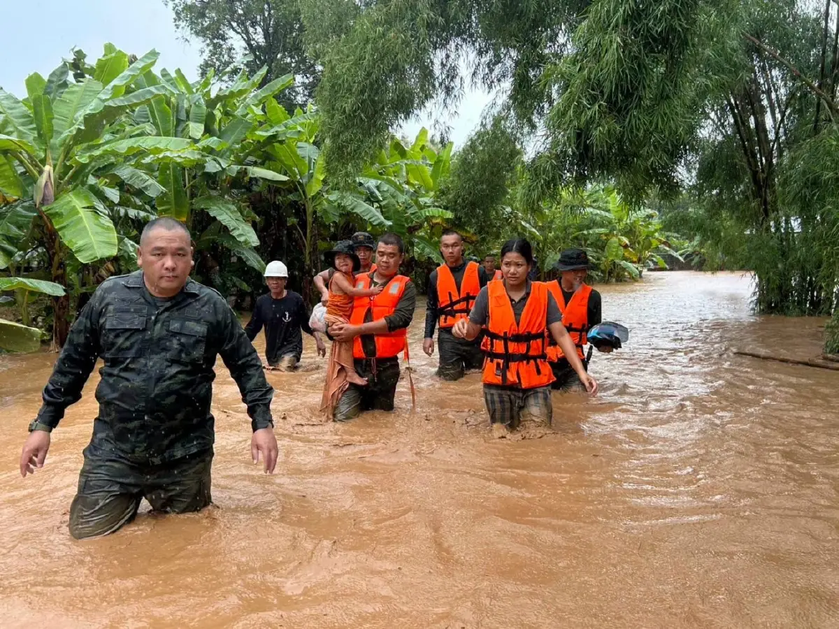 อัปเดต น้ำท่วมน่าน ศบภ.มทบ.38 ระดมกำลังพลเร่งช่วยผู้ประสบอุทกภัย อ.ปัว จ.น่าน