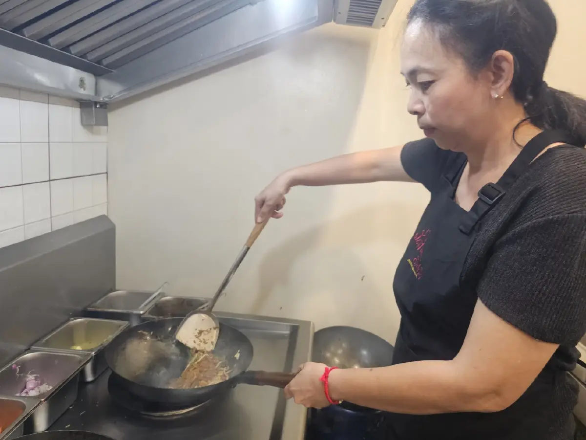 ‘ผัดไทยมันกุ้ง’  ที่ ‘ร้านผัดไทย วันชาติ’  ตลาดบองมาร์เช่  นุ่มอร่อย