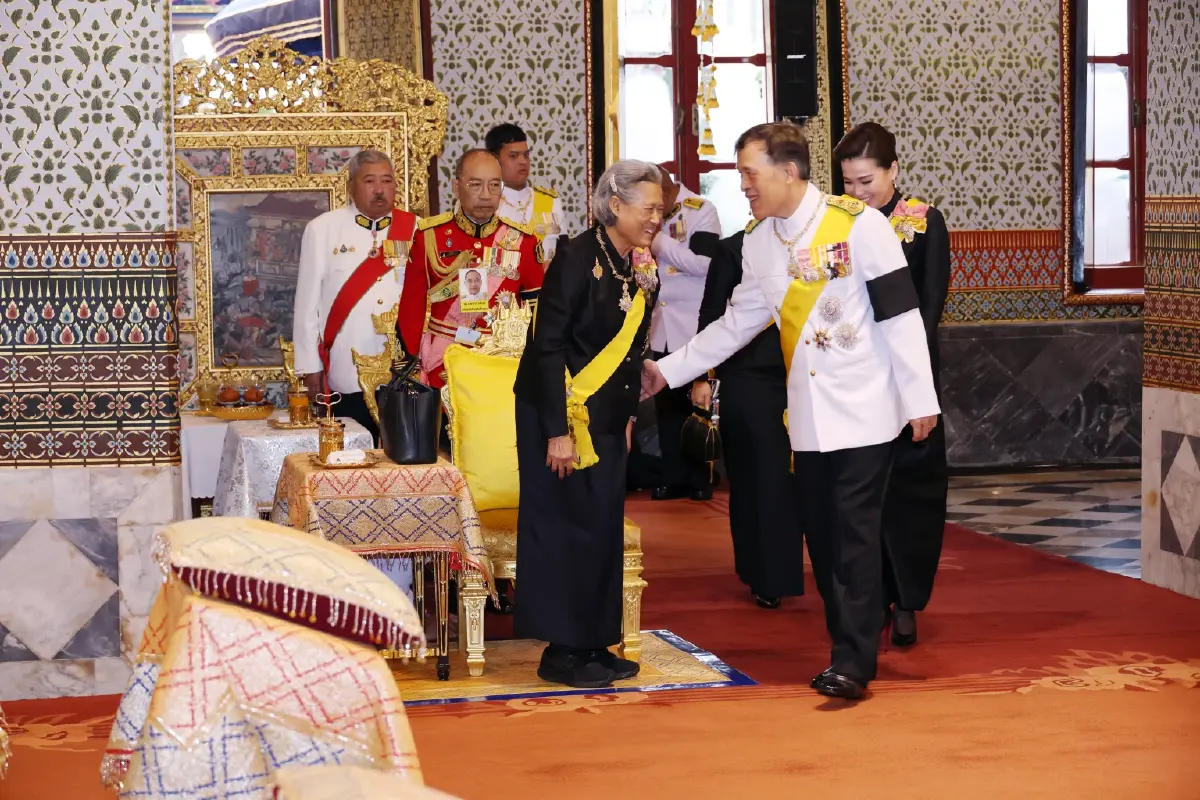 ในหลวง-พระราชินี เสด็จฯ ทรงบำเพ็ญพระราชกุศลทักษิณานุปทาน วันคล้ายวันพระราชสมภพ สมเด็จพระพันปีหลวง