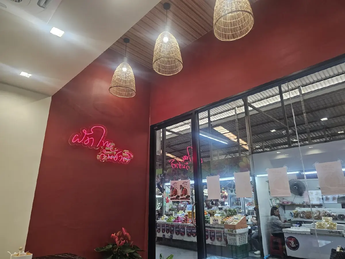 ‘ผัดไทยมันกุ้ง’  ที่ ‘ร้านผัดไทย วันชาติ’  ตลาดบองมาร์เช่  นุ่มอร่อย