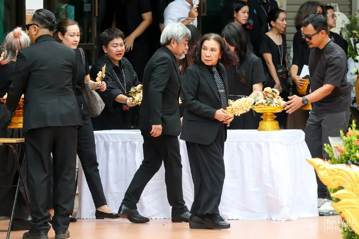 สุดเศร้า! พิธีฌาปนกิจ "เร แม๊คโดแนลด์" เพื่อนในวงการ-แฟนคลับร่วมอาลัยแน่นวัด