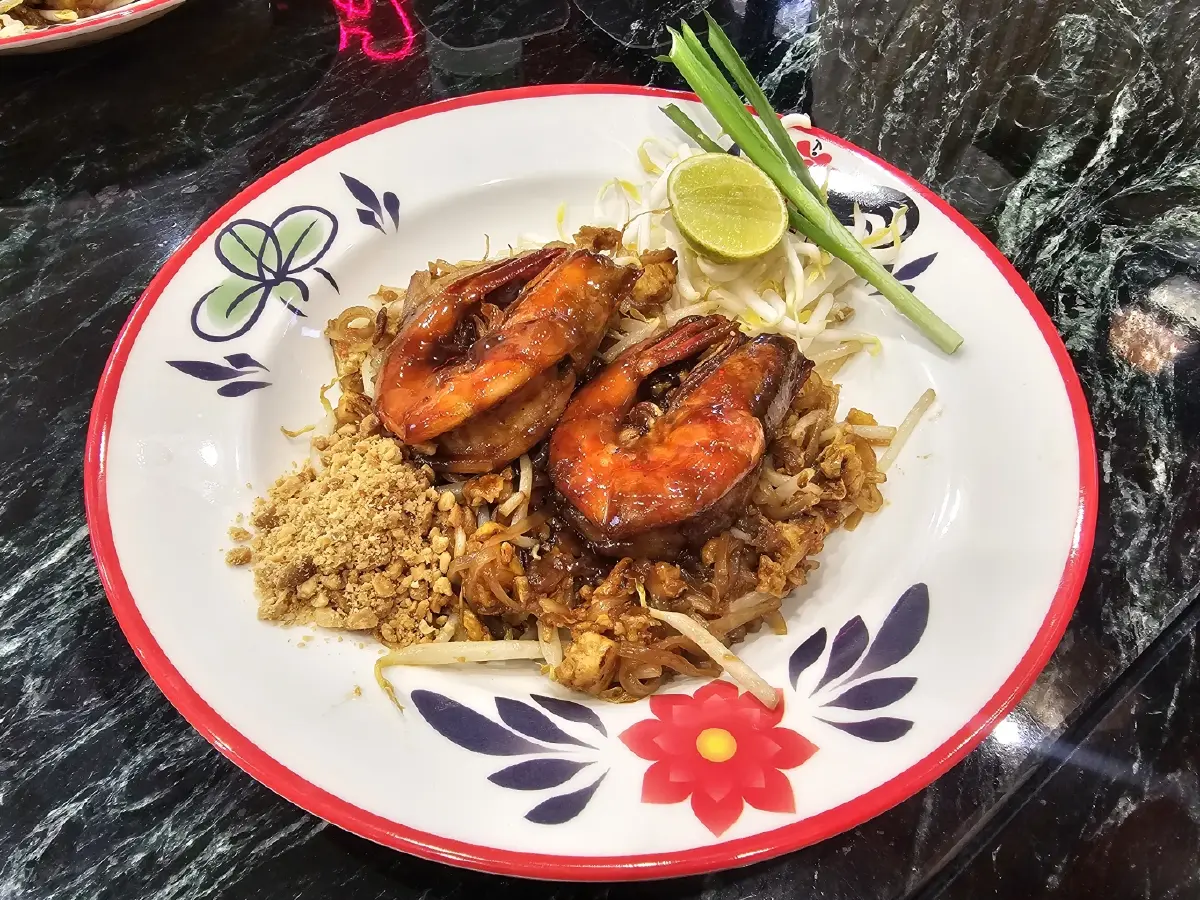 ‘ผัดไทยมันกุ้ง’  ที่ ‘ร้านผัดไทย วันชาติ’  ตลาดบองมาร์เช่  นุ่มอร่อย